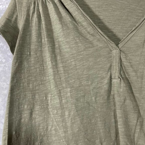 Susina Olive Green V-Neck Ruched Shoulders T-Shirt - Size Medium - Short Sleeve - Picture 3 of 6